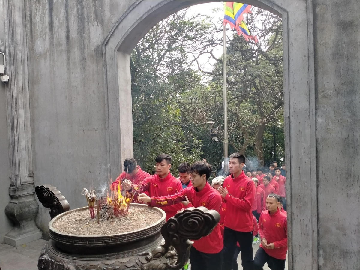 [ẢNH] Thầy trò HLV Park Hang Seo thắp hương tưởng niệm các Vua Hùng