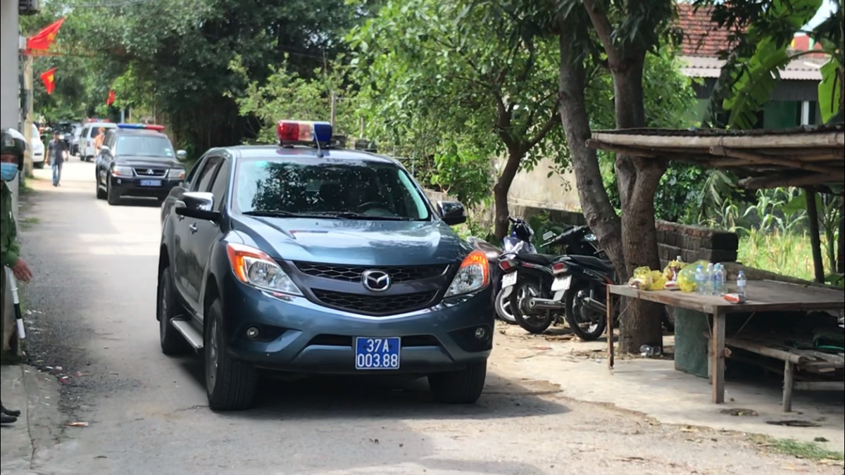Sau khi quá trình thuyết phục, lực lượng công an đã khống chế, dẫn giải nghi phạm nổ súng bắn chết 2 người ra khỏi nơi cố thủ. 