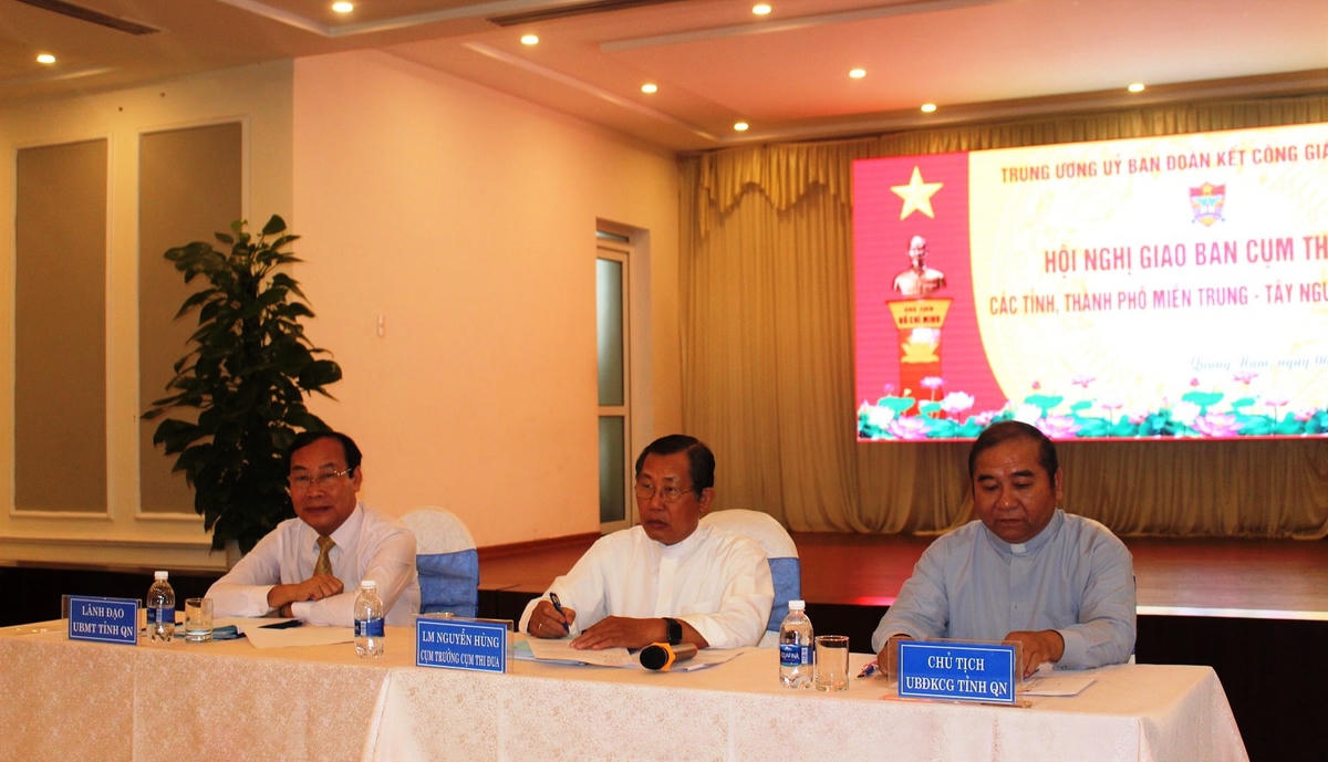 Các vị chủ trì Hội nghị giao ban Cụm thi đua UBĐKCG miền Trung - Tây Nguyên năm 2020.