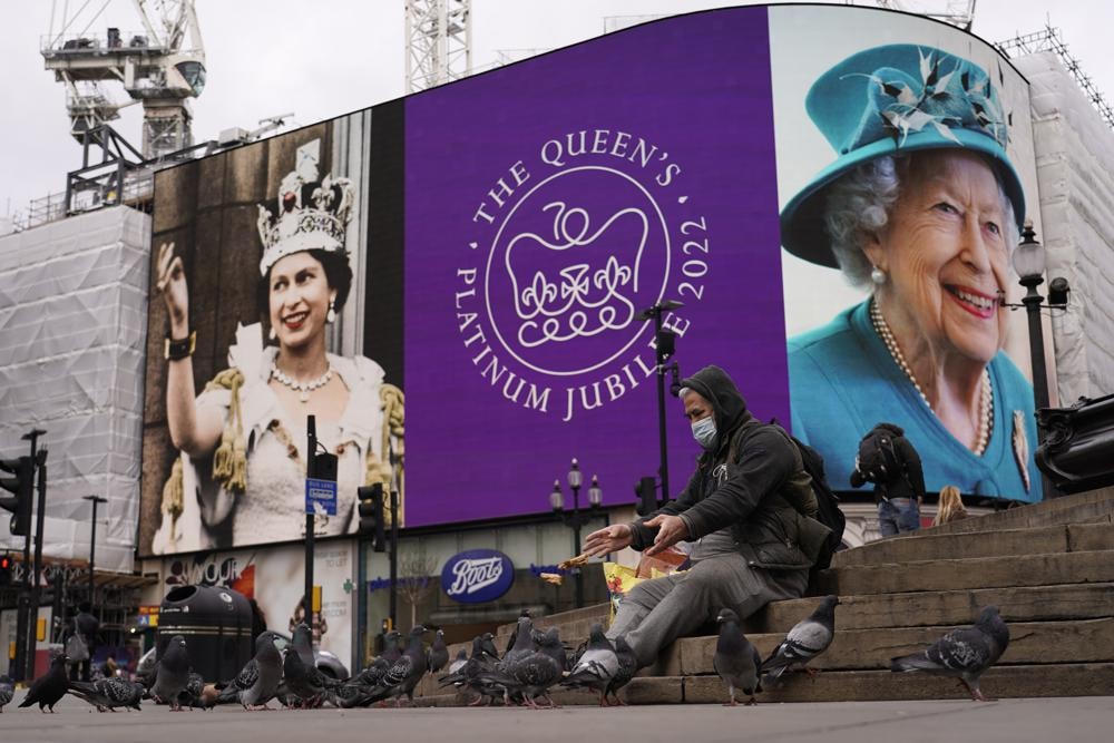 Màn hình lớn ở rạp xiếc Piccadilly đánh dấu kỷ niệm 70 năm ngày Nữ hoàng Elizabeth II lên ngôi ở thủ đô London. Ảnh: AP.