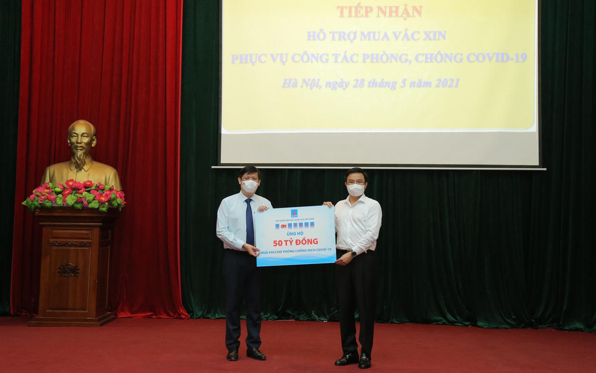 Tổng Giám đốc Petrovietnam Lê Mạnh Hùng trao ủng hộ Quỹ vaccine phòng Covid-19 cho Bộ trưởng Bộ Y tế Nguyễn Thanh Long.