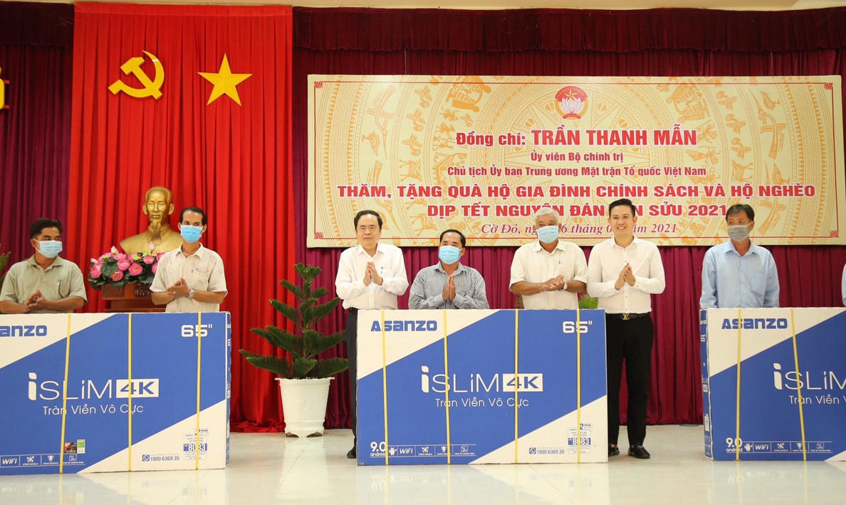Ông Phạm Văn Tam đại diện ASANZO tặng ti vi cho địa phương huyện Vĩnh Thạnh 