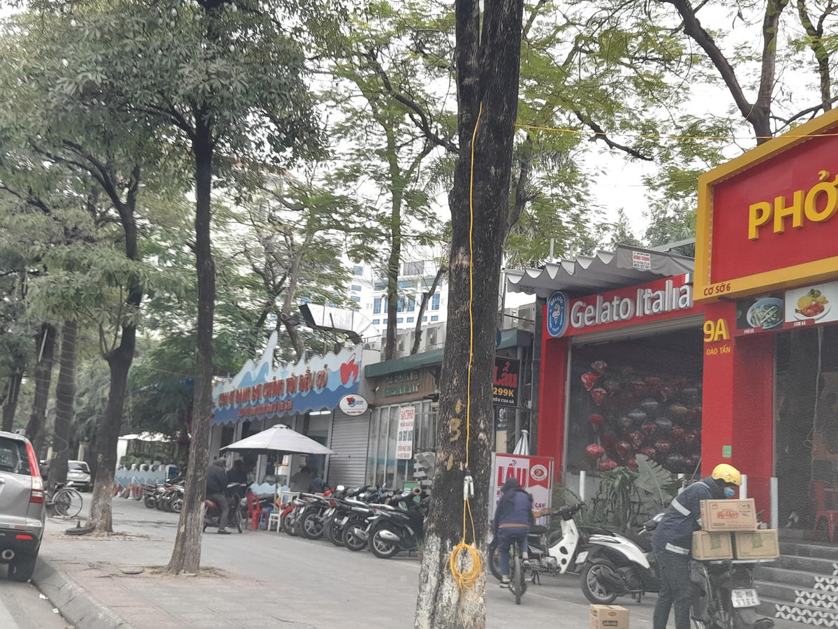 Hai nhà hàng "khủng" không phép tồn tại trên đất Vườn thú Hà Nội trong thời gian dài như thách thức pháp luật.