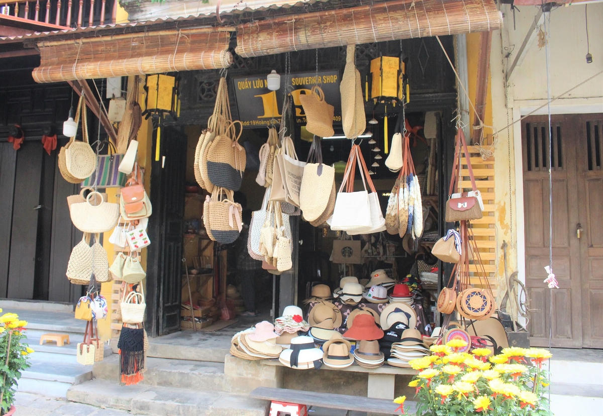 Cửa hàng lưu niệm của chị Dung vắng khách đến mua.