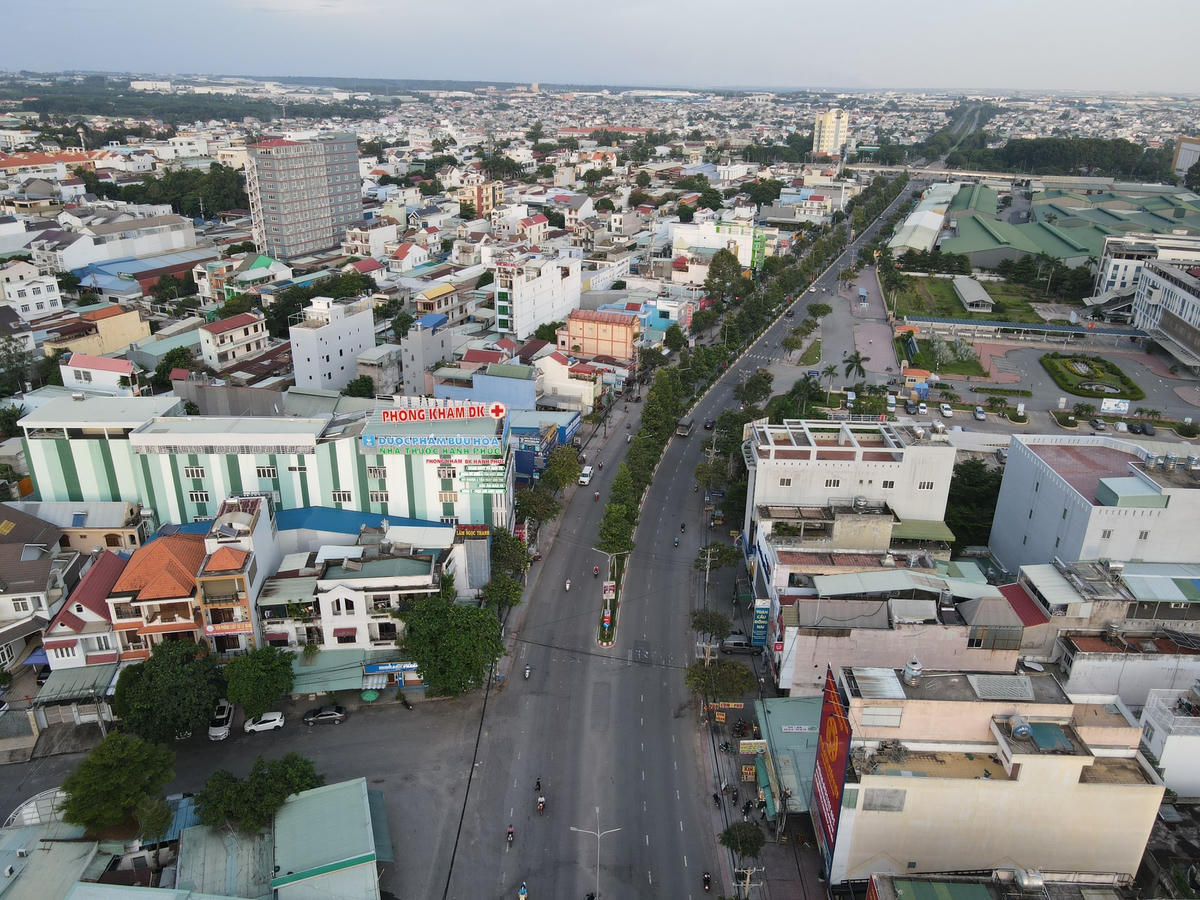 Đường Đồng Khởi, TP Biên Hòa vẫn rải rác một số người di chuyển bằng xe máy để ra quốc lộ 1A về quê tránh dịch - Ảnh: Mạnh Thìn.