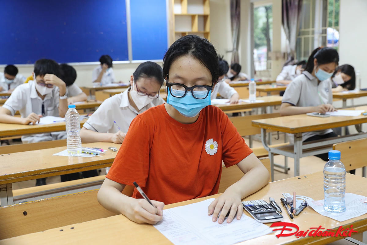 Các thí sinh trước khi bước vào môn thi đầu tiên trong sáng hôm nay.