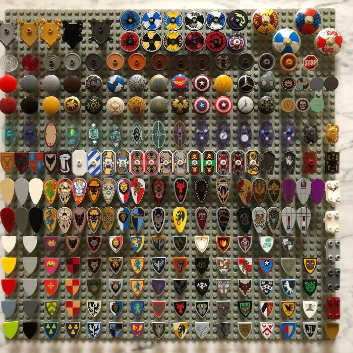Bộ sưu tập hoàn chỉnh 100% về mọi chiếc khiên LEGO từng được tạo ra.  