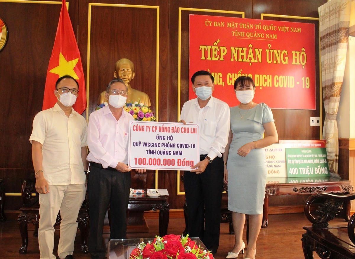 Công ty CP Hồng Đào Chu Lai ủng hộ tiền phòng, chống dịch Covid-19.