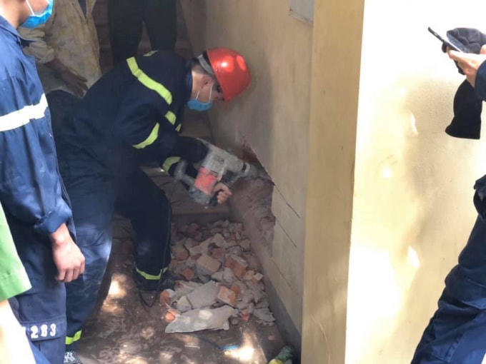 Lực lượng chức năng khoan tường cứu người đàn ông bị mắc kẹt