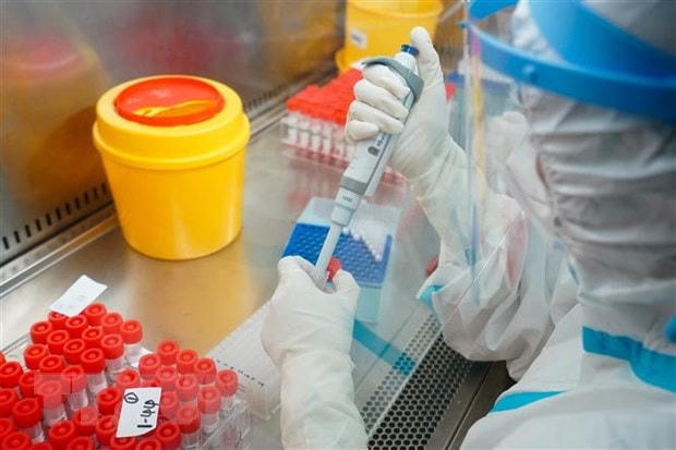 Nhân viên y tế y tế kiểm tra các mẫu xét nghiệm Covid-19 tại phòng thí nghiệm tại Nam Kinh, tỉnh Giang Tô, Trung Quốc, ngày 27/7/2021. 