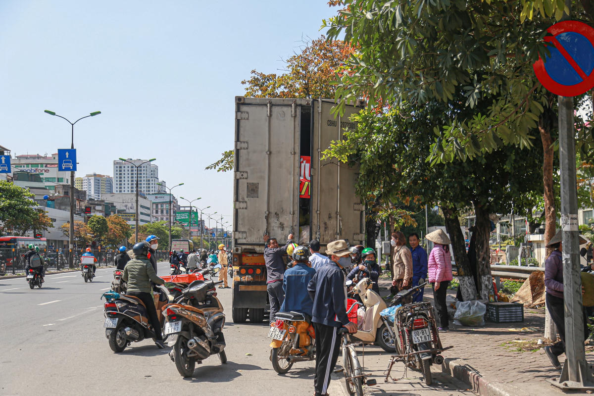 Đáng nói, trên tuyến đường Giải Phóng những xe nông sản này, dừng đỗ rất tùy tiện kể cả khu vực có biển cấm, bất chấp nguy hiểm, gây mất ATGT. Người dân ùn ùn tới mua khiến khung cảnh giao thông hỗn loạn các khu vực trung tâm TP trở nên nhếch nhác, mất mỹ quan đô thị.