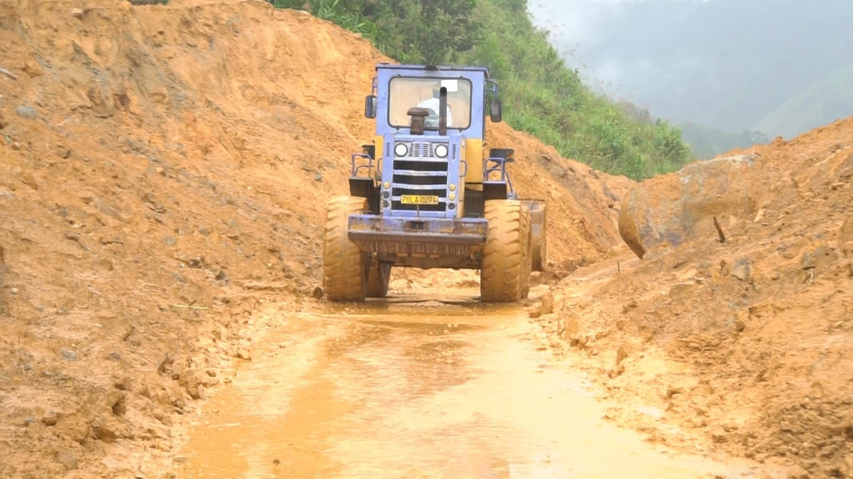 Tập trung khắc phục điểm sạt lở ở xã Sơn Long.