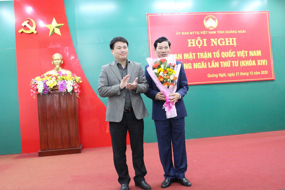 Ông Đặng Ngọc Huy tặng hoa chúc mừng ông Võ Thanh An, tân Chủ tịch Ủy ban MTTQ Việt tỉnh Quảng Ngãi.