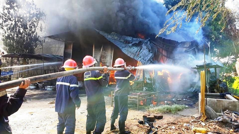 Lực lượng chức năng đang chữa cháy.