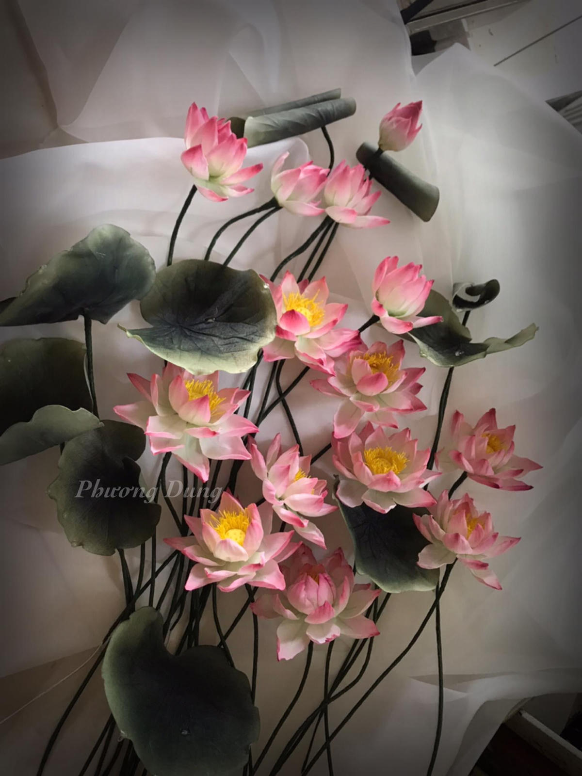 Bông hoa sen được làm tỉ mỉ đến từng chi tiết. 