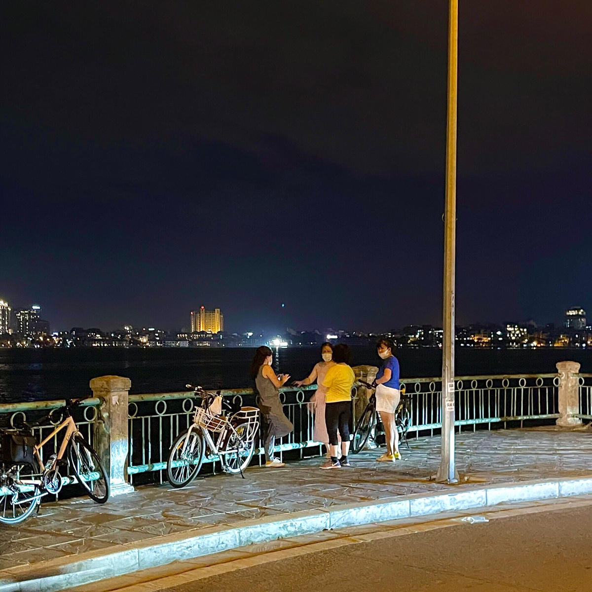 Từ khi Hà Nội nới lỏng một số hoạt động, không kiểm t5ra giấy đi đường khiến người dân đi lại thoải mái hơn.