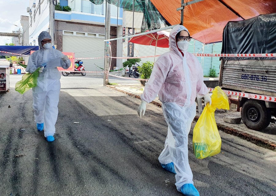 Các Bác sĩ thuộc CDC Đồng Nai chuẩn bị vào khu phong tỏa để lấy mẫu xét nghiệm người dân. 