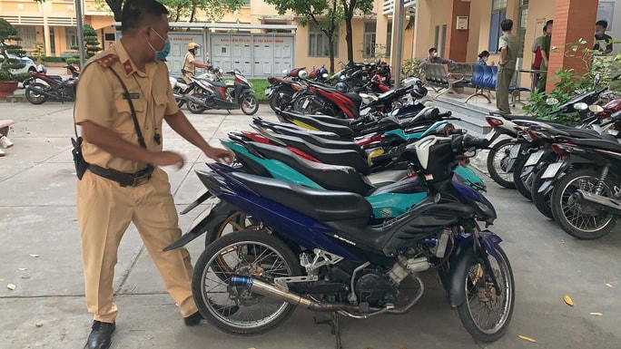 Công an thu giữ nhiều xe máy của các đối tượng đua xe trái phép.