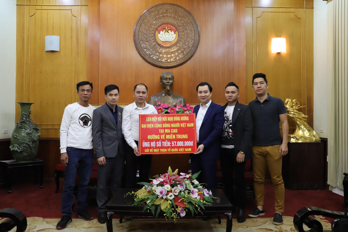 Ông Vũ Văn Tiến, Trưởng Ban Tuyên giáo UBTƯ MTTQ Việt Nam tiếp nhận ủng hộ từ Cộng đồng người Việt Nam tại Ma Cao.
