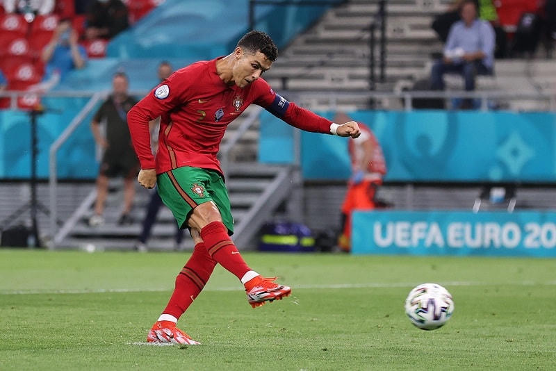 Ronaldo mở tỉ số.