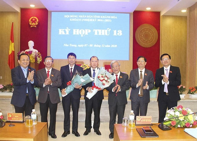 Tặng hoa chúc mừng 2 tân phó chủ tịch UBND tỉnh Khánh Hòa.