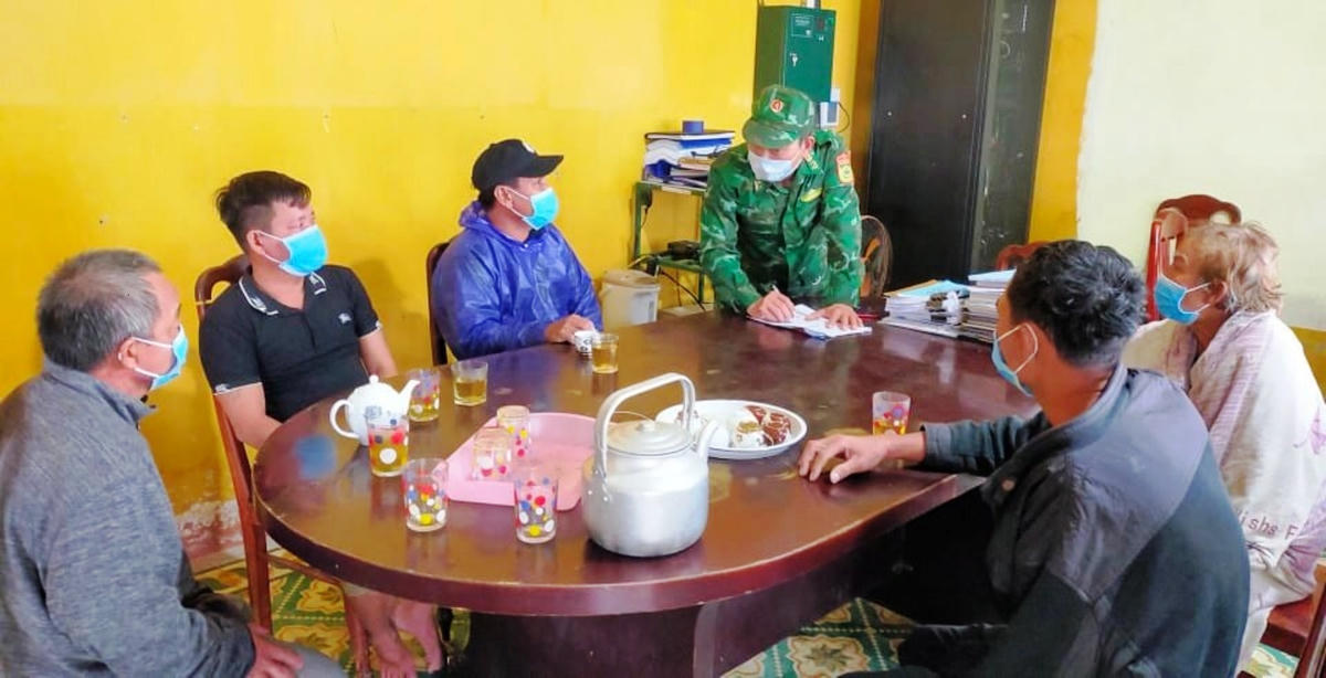 Các ngư dân trên tàu cá QNa 40647TS đưa vào bờ an toàn.