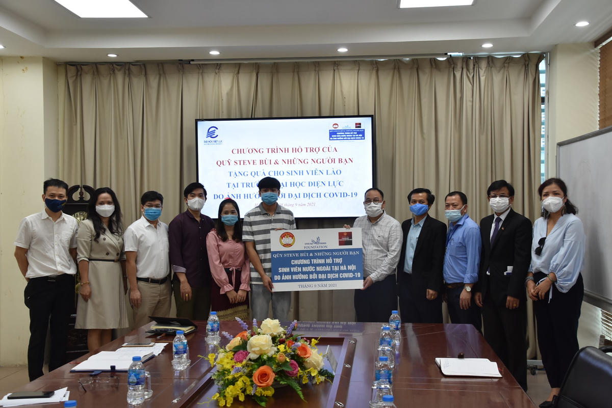 Trao hỗ trợ cho các lưu học sinh tại Trường Đại học Điện lực.