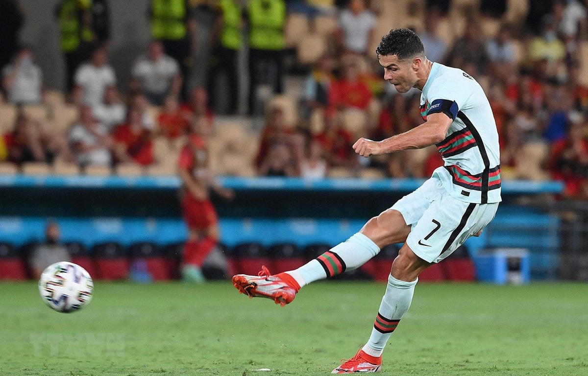 Pha sút bóng của tiền đạo Bồ Đào Nha Cristiano Ronaldo trong trận gặp tuyển Bỉ ở vòng 16 đội, chung kết EURO 2020 tại Seville, Tây Ban Nha ngày 27/6/2021. Ảnh: AFP/TTXVN.  