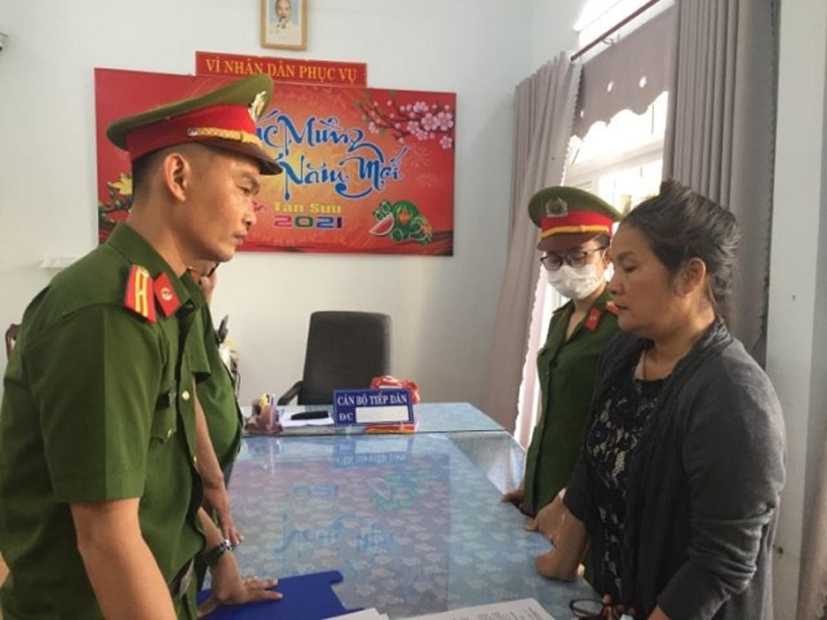 Lực lượng Công an đọc quyết định bắt bà Phan Thị Hòa