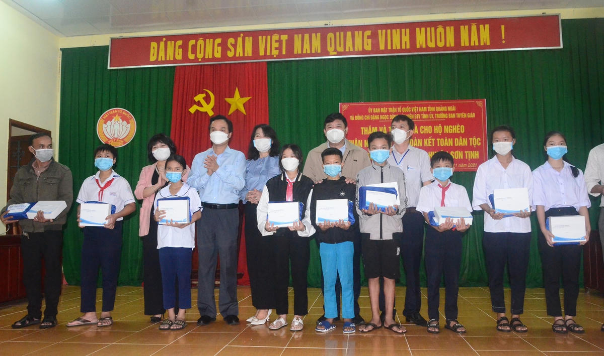 Học sinh nghèo vượt khó vươn lên được nhận máy tính bảng.
