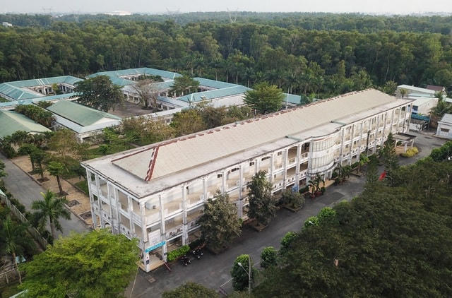 Tòa nhà hành chính là nơi tình trạng sụt lún diễn ra nhiều năm nay.  