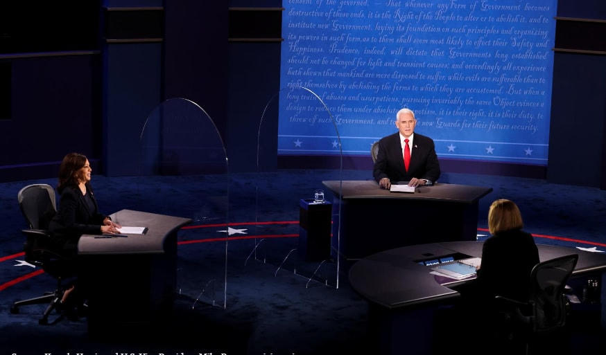 Nhũng tấm chắn thủy tinh được đưa lên sân khấu tranh luận Pence - Harris. Ảnh: Reuters.