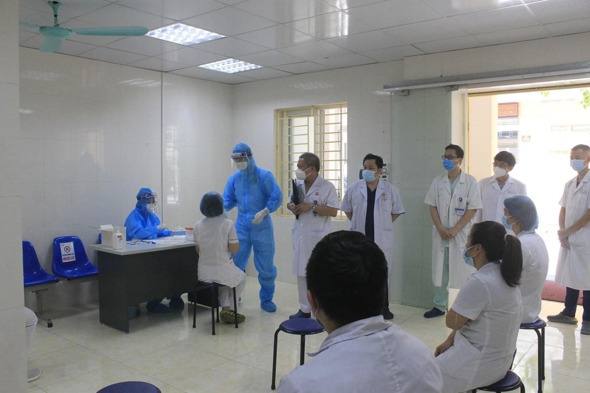 Bệnh viện E xuất quân chi viện cho tuyến đầu chống dịch Covid-19 ở TP HCM