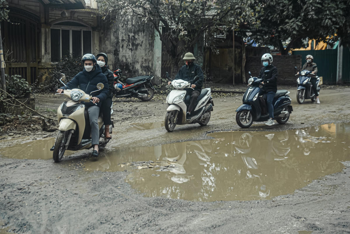 Người dân đi qua đoạn đường này hầu hết đều phải bỏ chân xuống để phòng khi sập ổ gà thì không bị ngã.