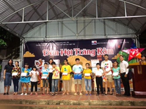 Báo Đại Đoàn Kết trao quà Trung thu cho trẻ em tàn tật, mồ côi