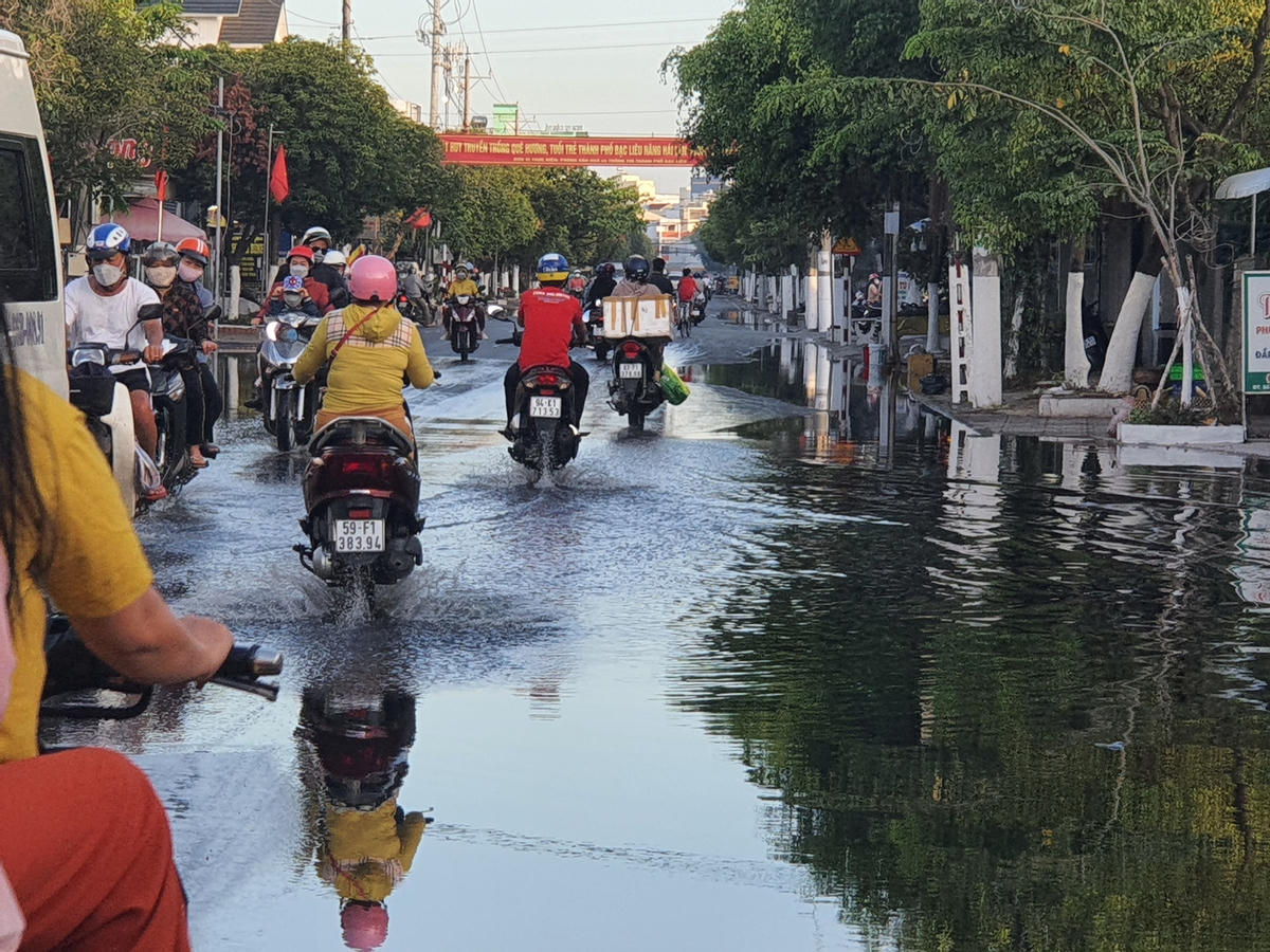 Ngay từ sáng sớm mùng 5 Tết, triều cường đã mấp mé ở tuyến đường ở  TP Bạc Liêu.
