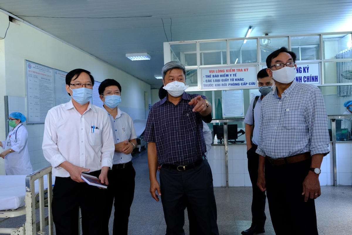 Thứ trưởng Bộ Y tế kiểm tra phòng, chống Covid-19 tại Quảng Ngãi