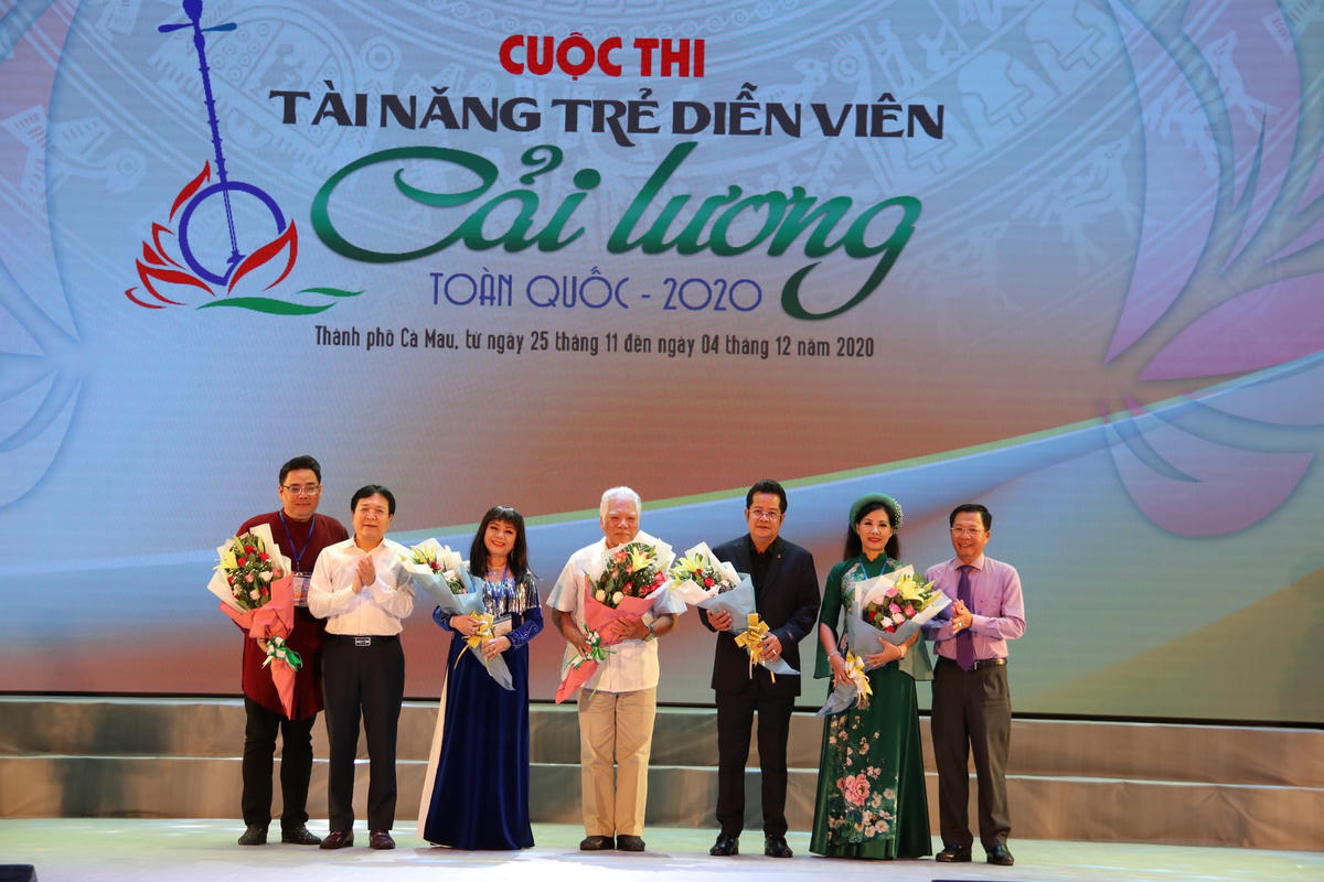 Tặng hoa cho hội đồng giám khảo.