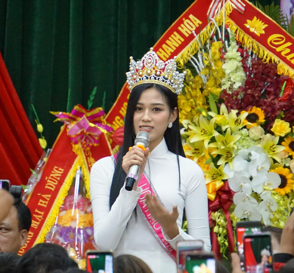 "Hà mong muốn truyền cảm hứng cho các bạn trẻ, hãy tự tin vào cuộc sống, vào hành động của mình. Chúng ta không chọn được xuất phát điểm, nhưng chọn được con đường đi", Hoa hậu Đỗ Thị Hà chia sẻ tại buổi giao lưu tại quê nhà.