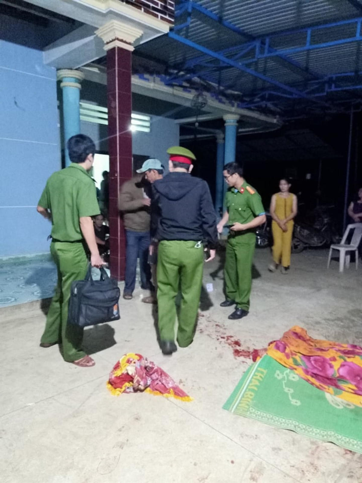 Lực lượng Công an kiểm tra chiếc xe máy nghi phạm Hải bỏ lại.