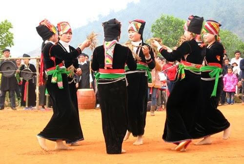 Trong điệu múa hát Tơm.