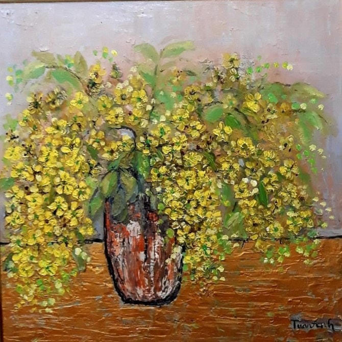 "Bọ Cạp vàng," quốc hoa của Thái Lan, tranh của họa sĩ Nguyễn Tuấn Anh. Ông Phạm Tuấn Long, chủ tịch Quận Hoàn Kiếm chia sẻ, triển lãm giới thiệu cho người dân Thủ đô Hà Nội và người Việt Nam, cũng như bạn bè quốc tế có thêm sự hiểu biết và cảm nhận mới về các loài hoa tiêu biểu của các nước Đông Nam Á. (Ảnh: Minh Thu/Vietnam+).