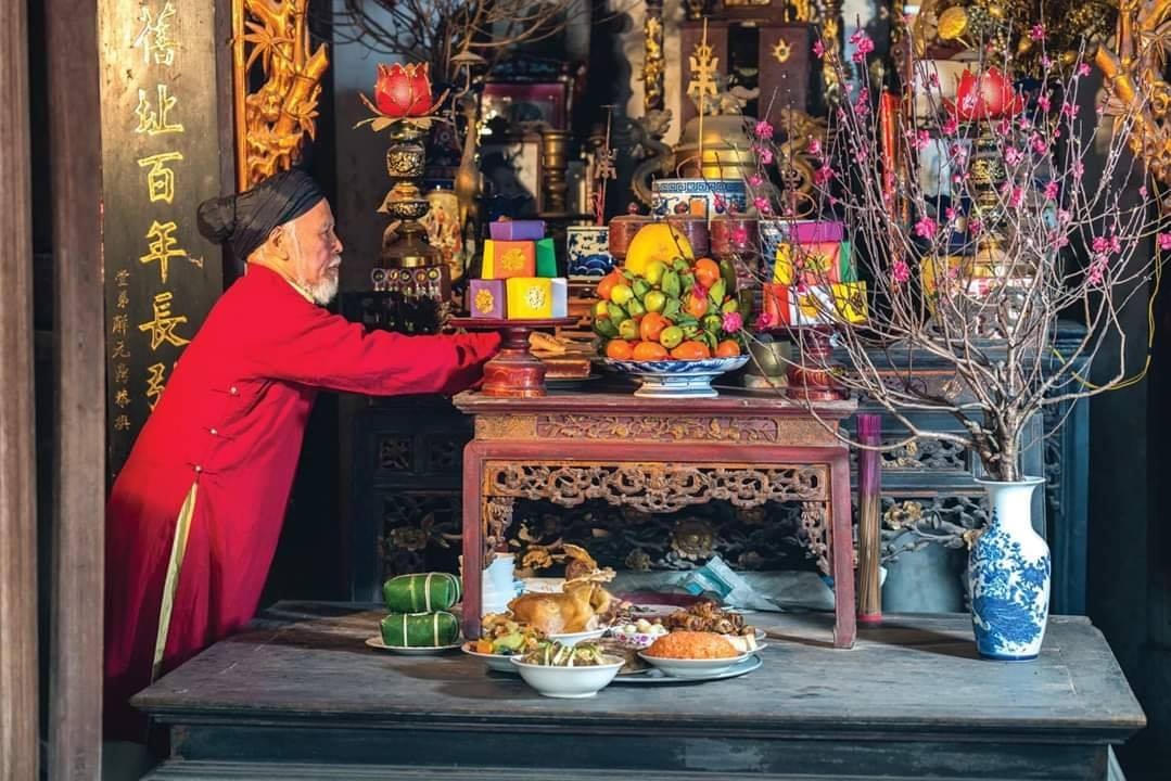 Những chiếc bánh khảo được đặt trang trọng trên bàn thờ gia tiên.