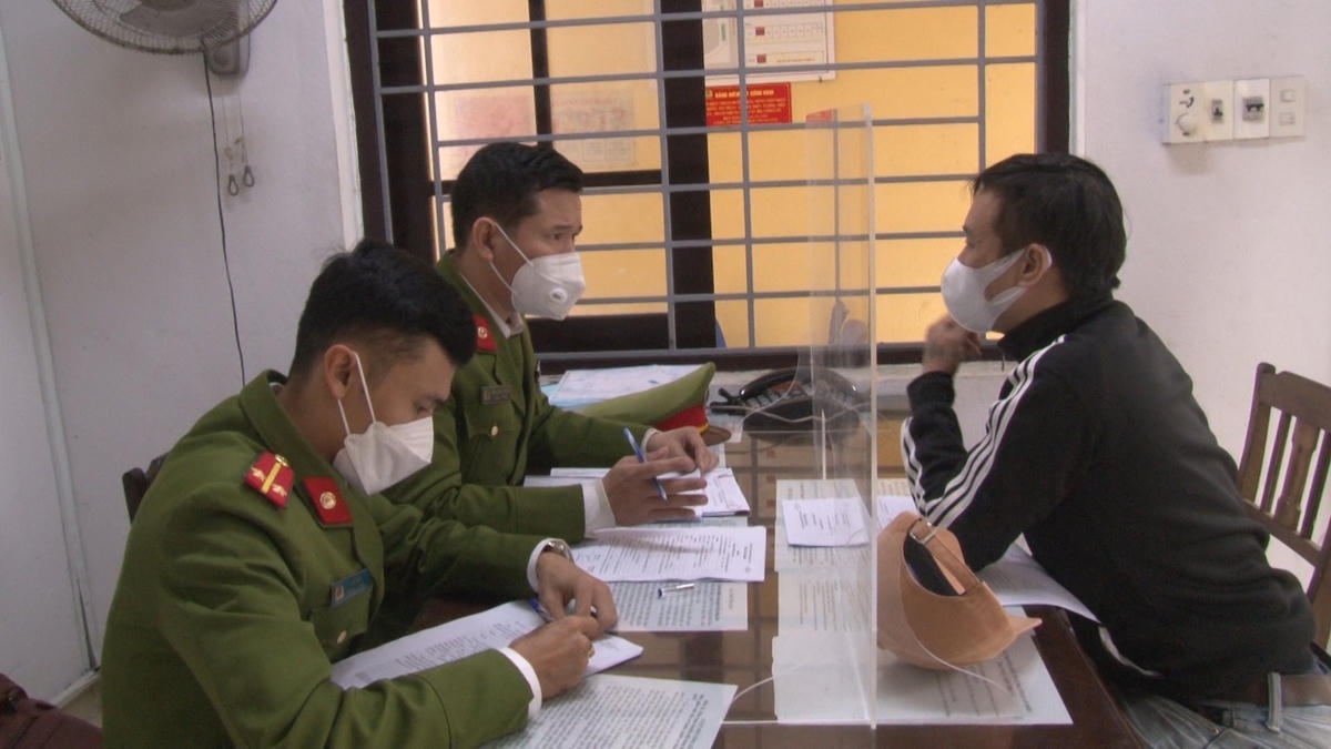 Đối tượng Lê Phan Đại Dương làm việc với Công an. Ảnh: Công Quang.