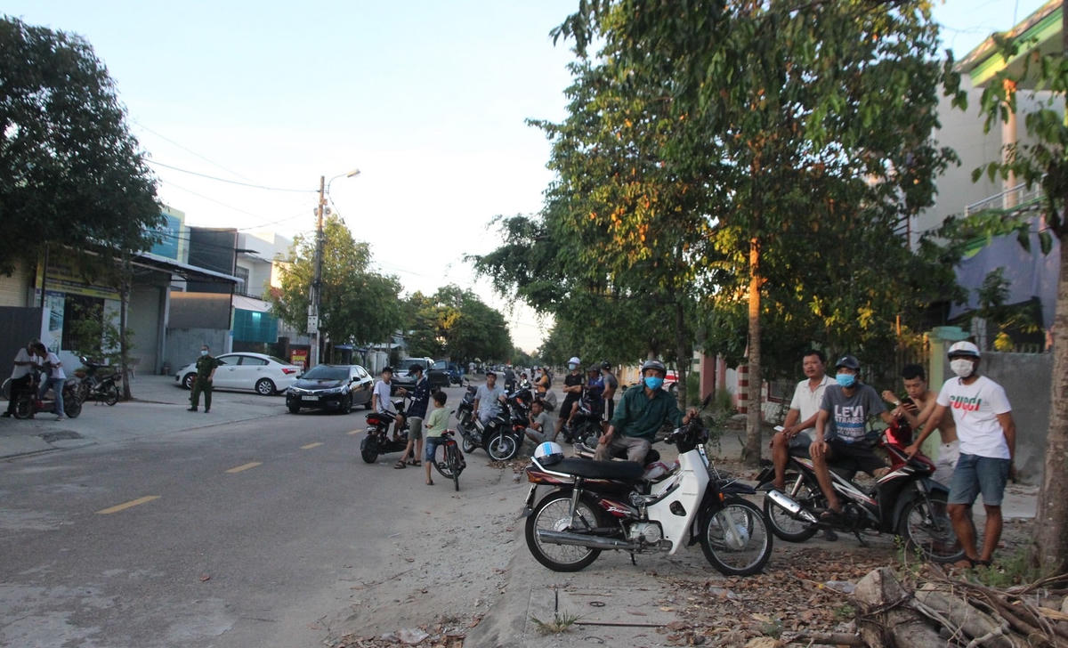 Nhiều người dân tụ tập đến xem vụ việc.
