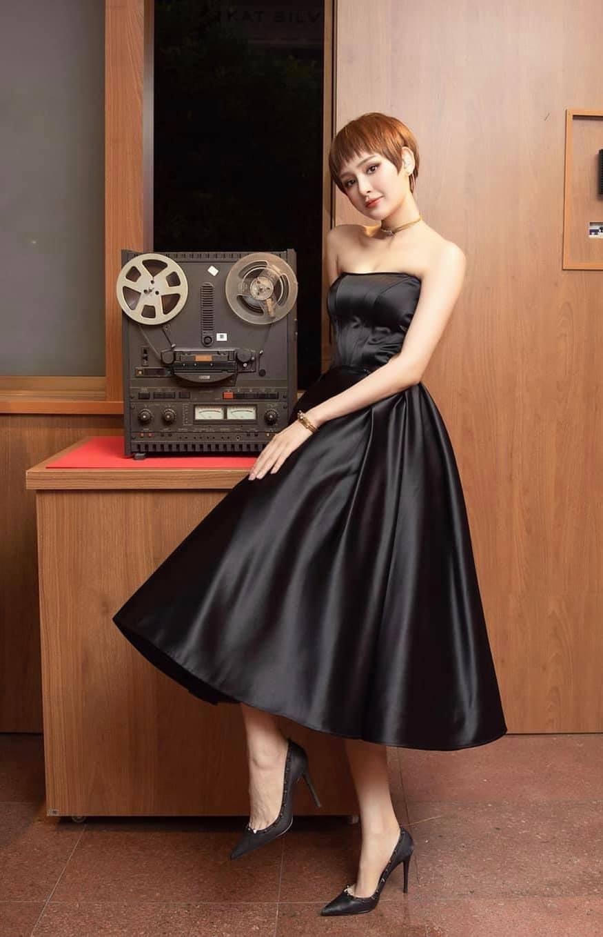 Hiền Hồ xinh như búp bê chuẩn bị lên sân khấu.
