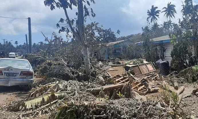 Nhà cửa đổ nát, phương tiện hư hại sau vụ phun trào núi lửa ở Tonga (Ảnh: Dailymail).
