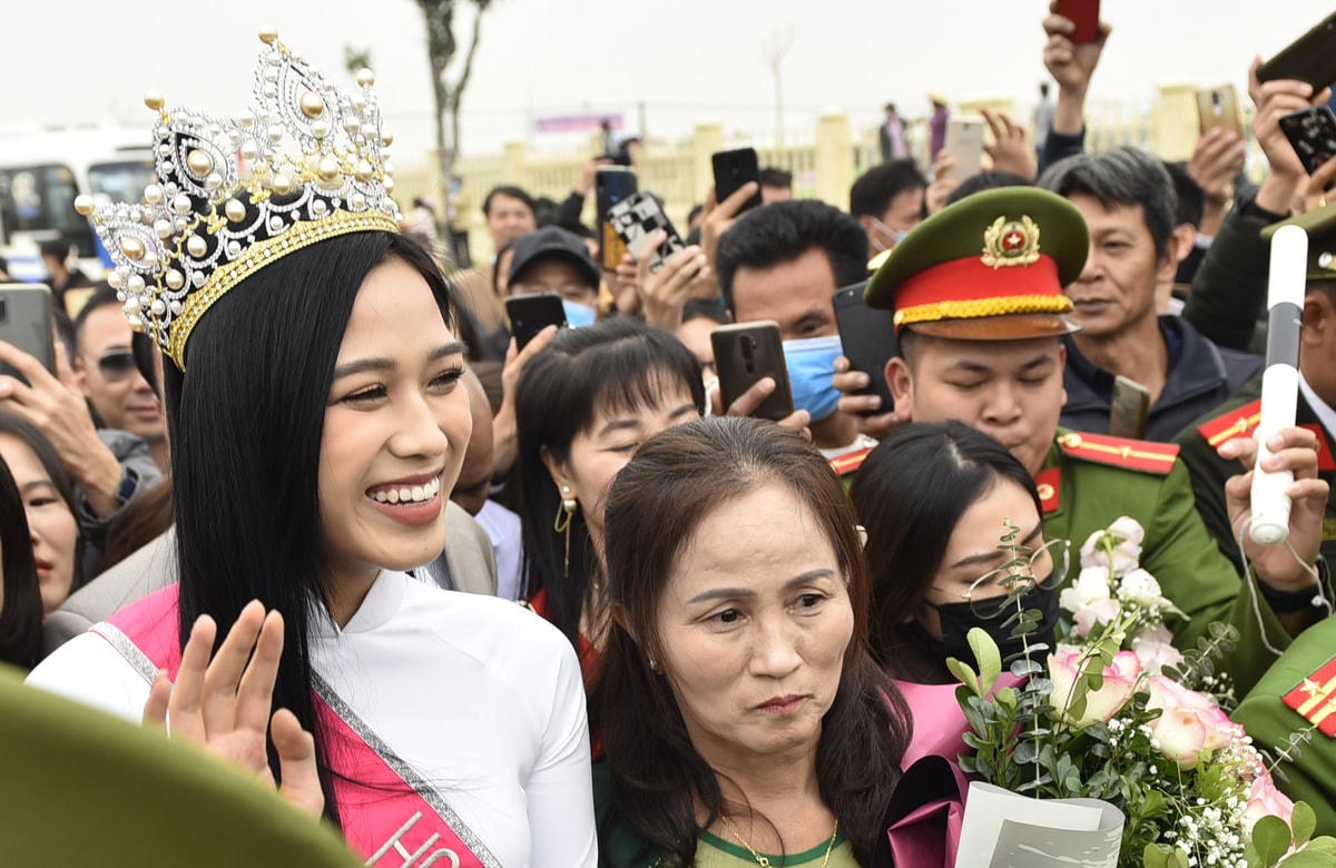 Đỗ Thị Hà được người dân chào đón, yêu thương tại quê nhà, xã Cầu Lộc, huyện Hậu Lộc, tỉnh Thanh Hoá sau 10 ngày đăng quang ngôi vị Hoa hậu Việt Nam 2020. Cô chia sẻ: “Sau đêm đăng quang, có hai điều Hà muốn làm là chạy về nhà ôm chặt cha mẹ và cống hiến những điều tốt đẹp nhất cho quê hương và cộng đồng”.