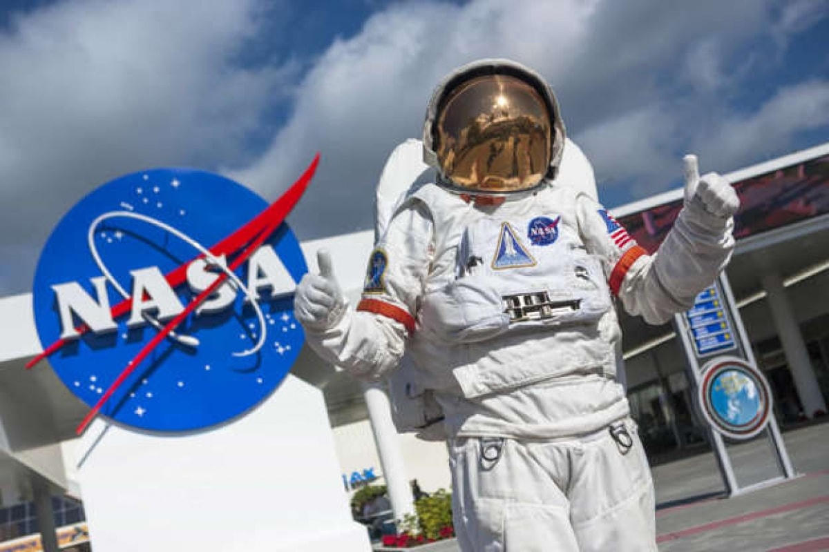 Các tổ chức như NASA, Cơ quan Vũ trụ châu Âu và tổ chức Tìm kiếm Sự sống thông minh ngoài Trái Đất đã tiến hành nhiều dự án để tìm kiếm những ngôi sao có dấu hiệu sự sống.  
