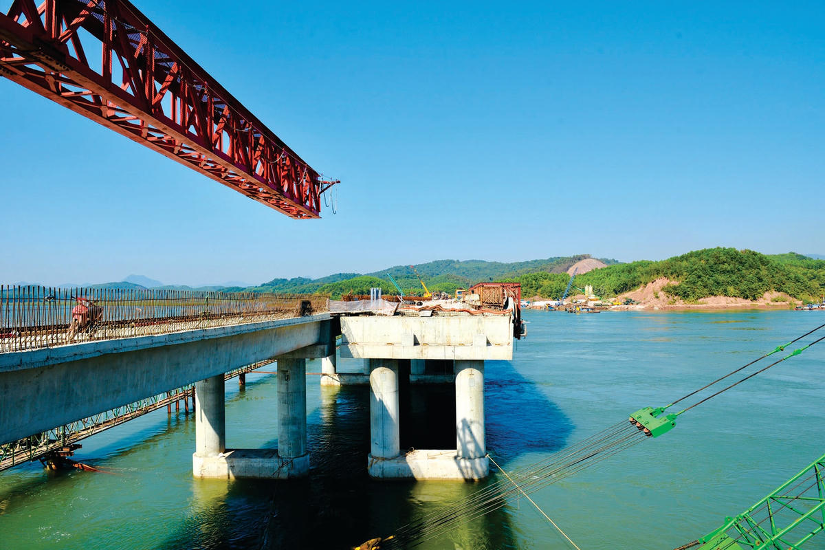 Lắp đặt giá lao dầm chuẩn bị cho công tác lao dầm làn bên phải (làn cuối cùng).